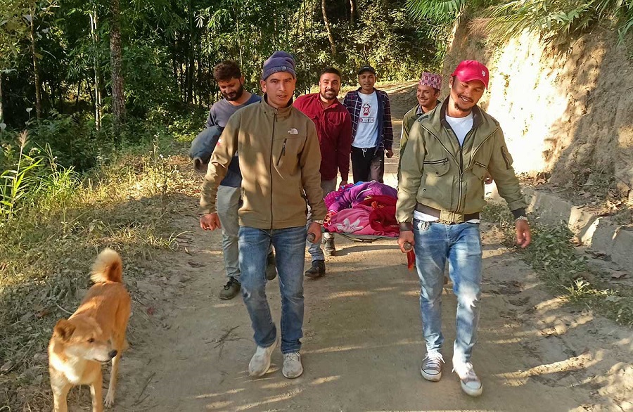 १०१ वर्षीय वृद्धाले मतदान, झमक घिमिरे लगाइन् देब्रे खुट्टाको औँलाले छाप